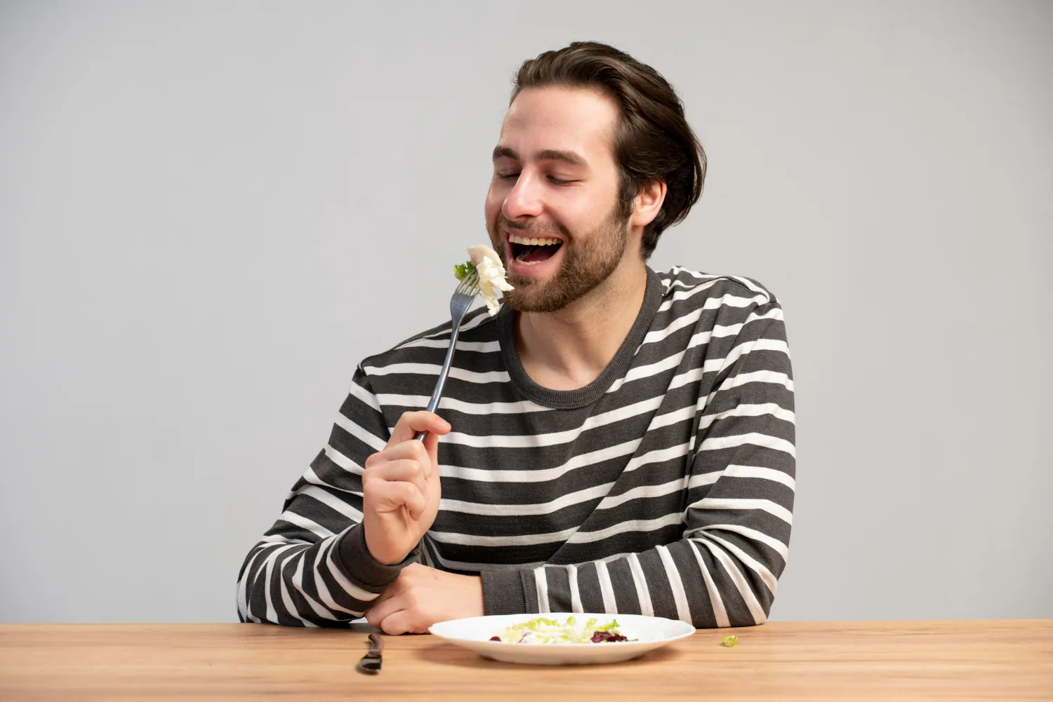 Patient removes their aligners before mealtimes.