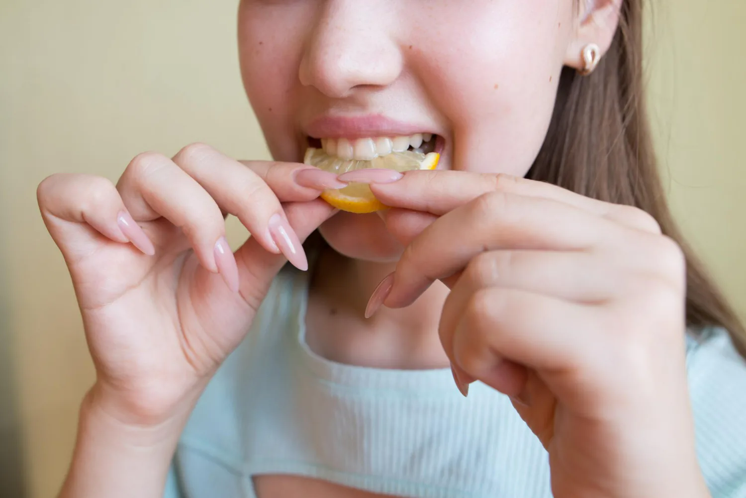 Patient removes their Invisalign before eating.